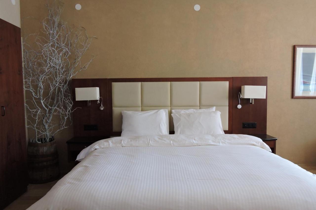Lakeview Hotel And Resort Otesevo Bagian luar foto